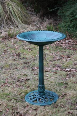 Pedestal bird bath