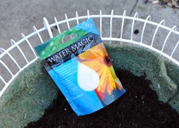Water storing granules - water retaining crystals