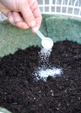 Water storing granules - water retaining crystals