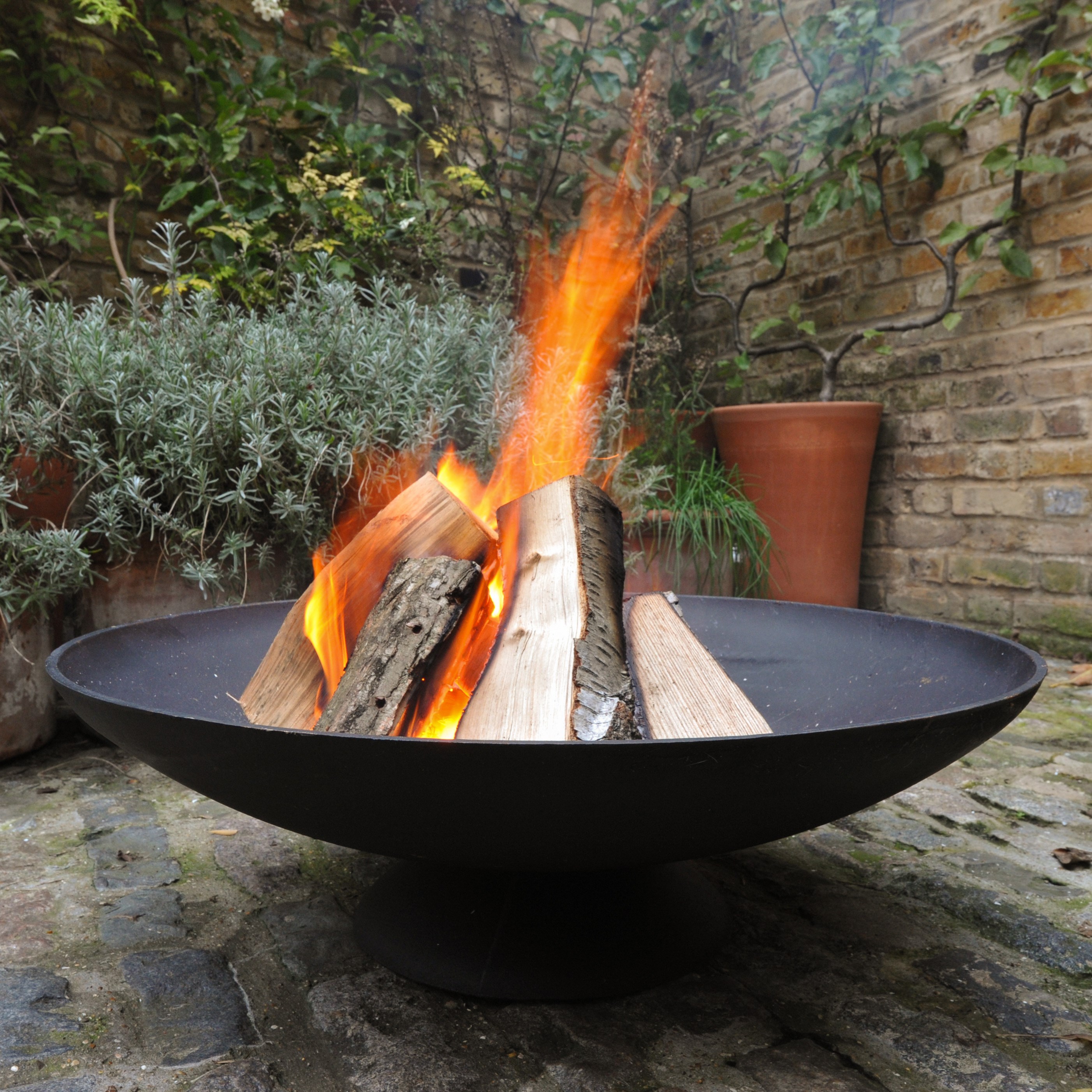 Cast-iron fire pit / brazier