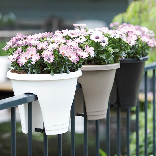 Round railing pots Round railing pots