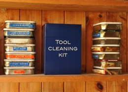 Tool cleaning box