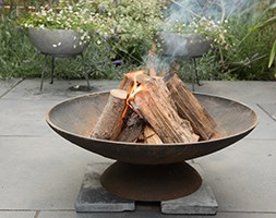 Cast-iron fire pit / brazier