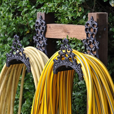 Cast iron hose tidy
