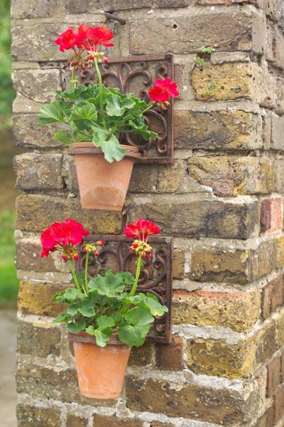 Cast iron wall pot holder