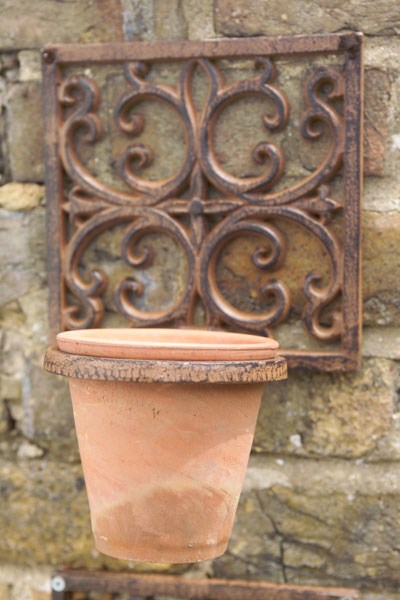 Cast iron wall pot holder