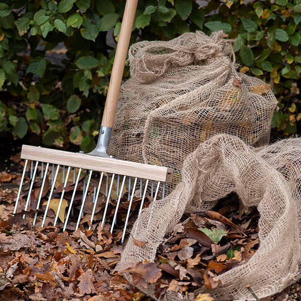 Compostable leaf sack for composting leaves