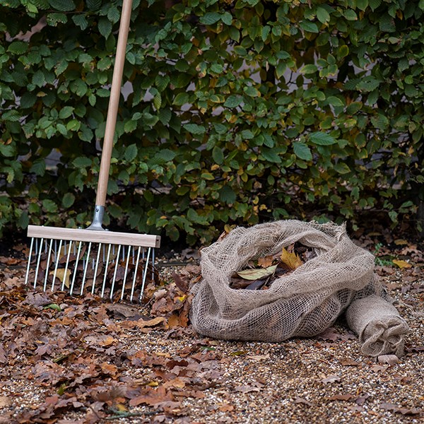 Compostable leaf sack for composting leaves