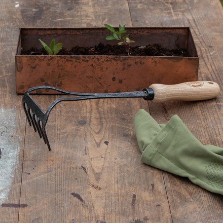 DeWit 5 tine hand rake with short handle