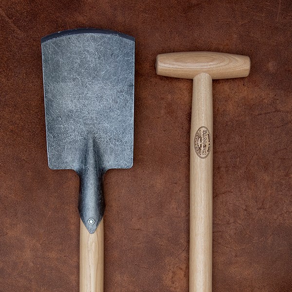 DeWit small spade with long T handle