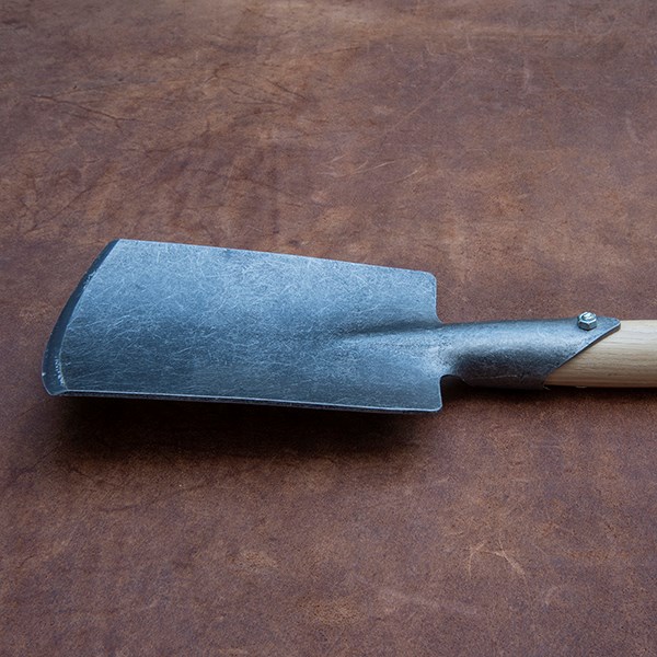 DeWit small spade with long T handle