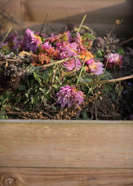 Slot down compost box