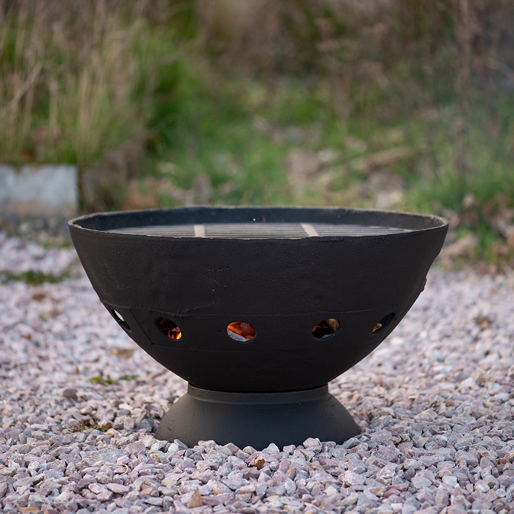 Cast iron fire pit with grill