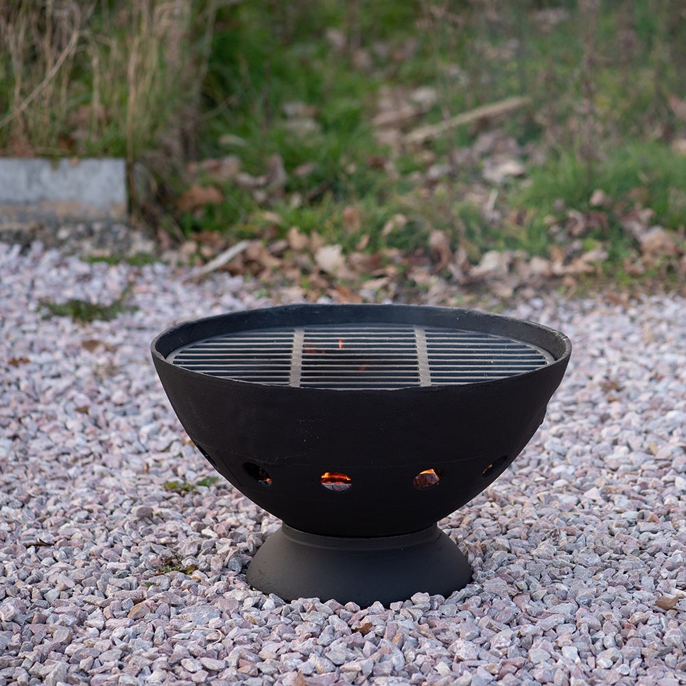 Cast iron fire pit with grill