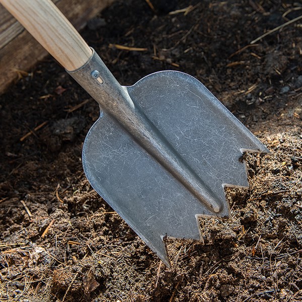 DeWit lightweight compost/soil shovel