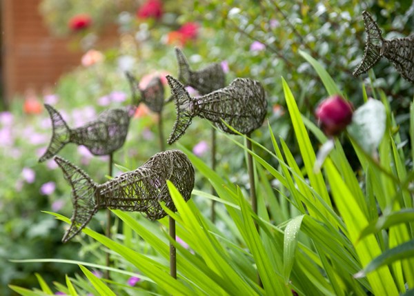 Wire fish on a stake - green