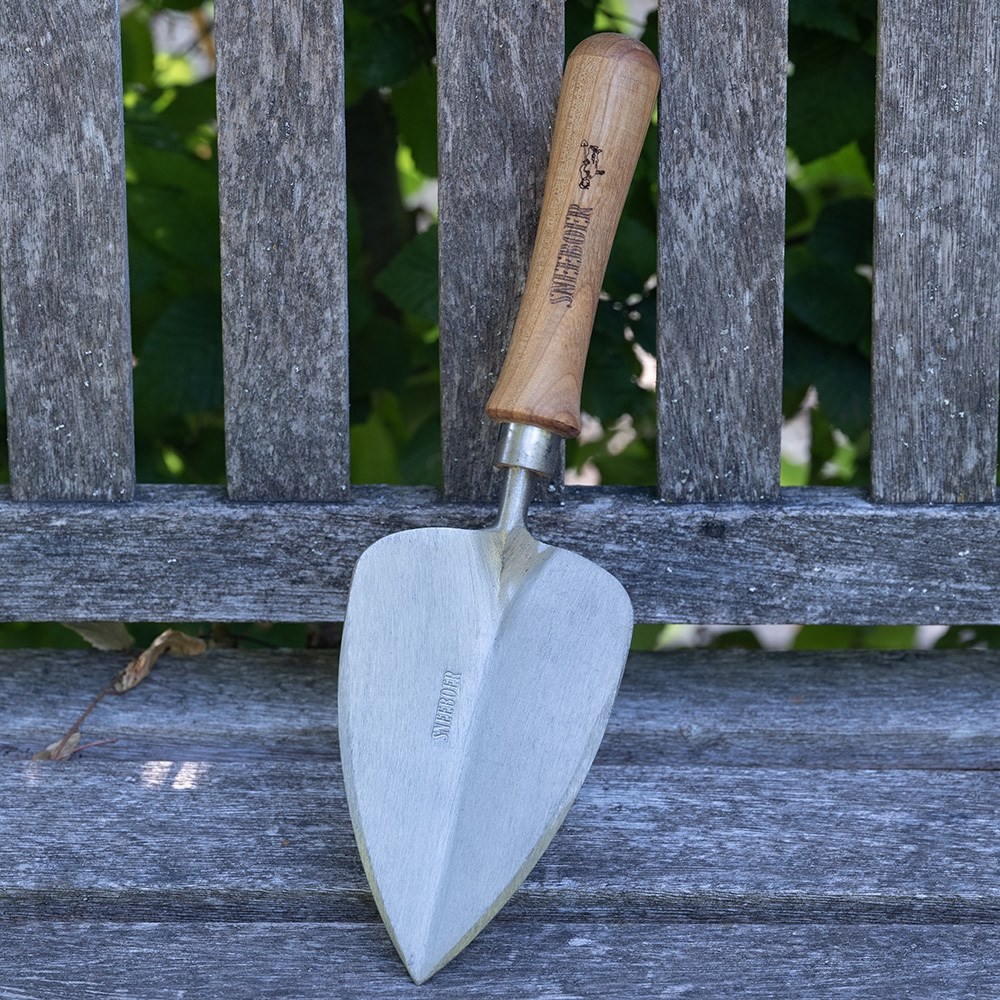 Sneeboer transplanting trowel with cherry handle