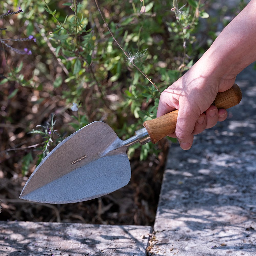 Sneeboer transplanting trowel with cherry handle