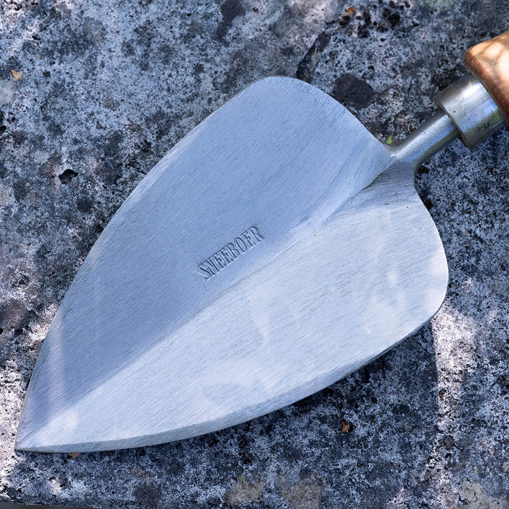 Sneeboer transplanting trowel with cherry handle
