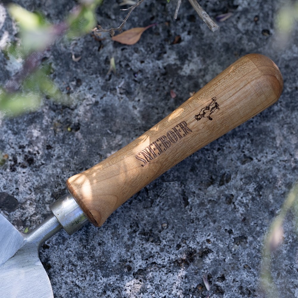 Sneeboer transplanting trowel with cherry handle
