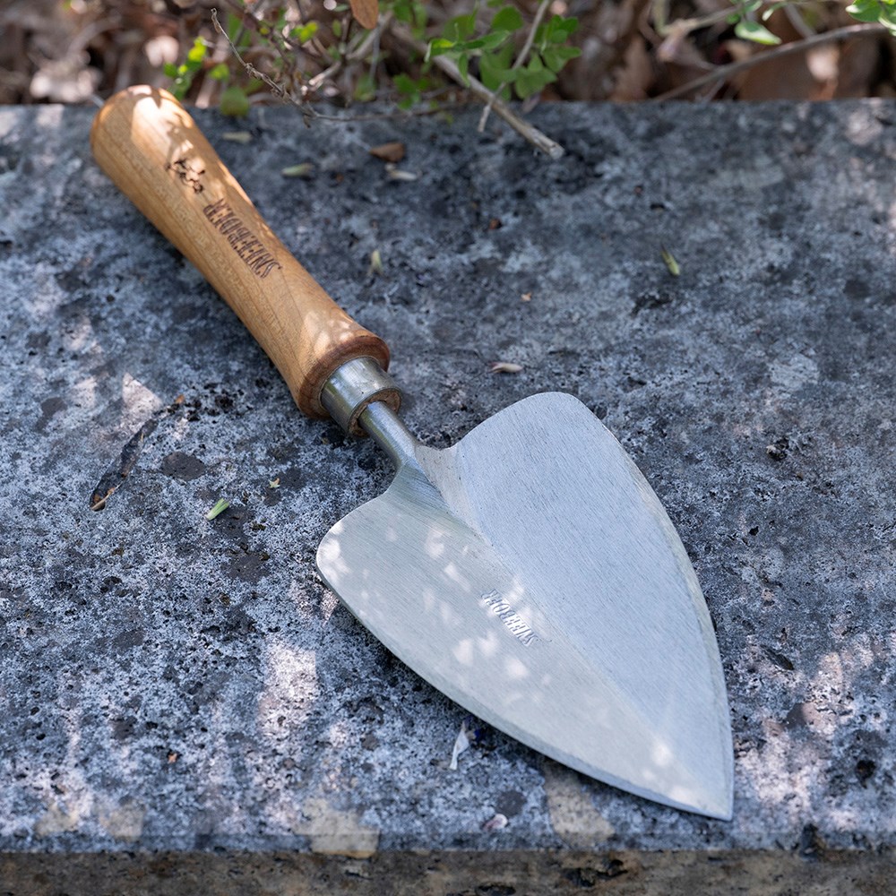 Sneeboer transplanting trowel with cherry handle