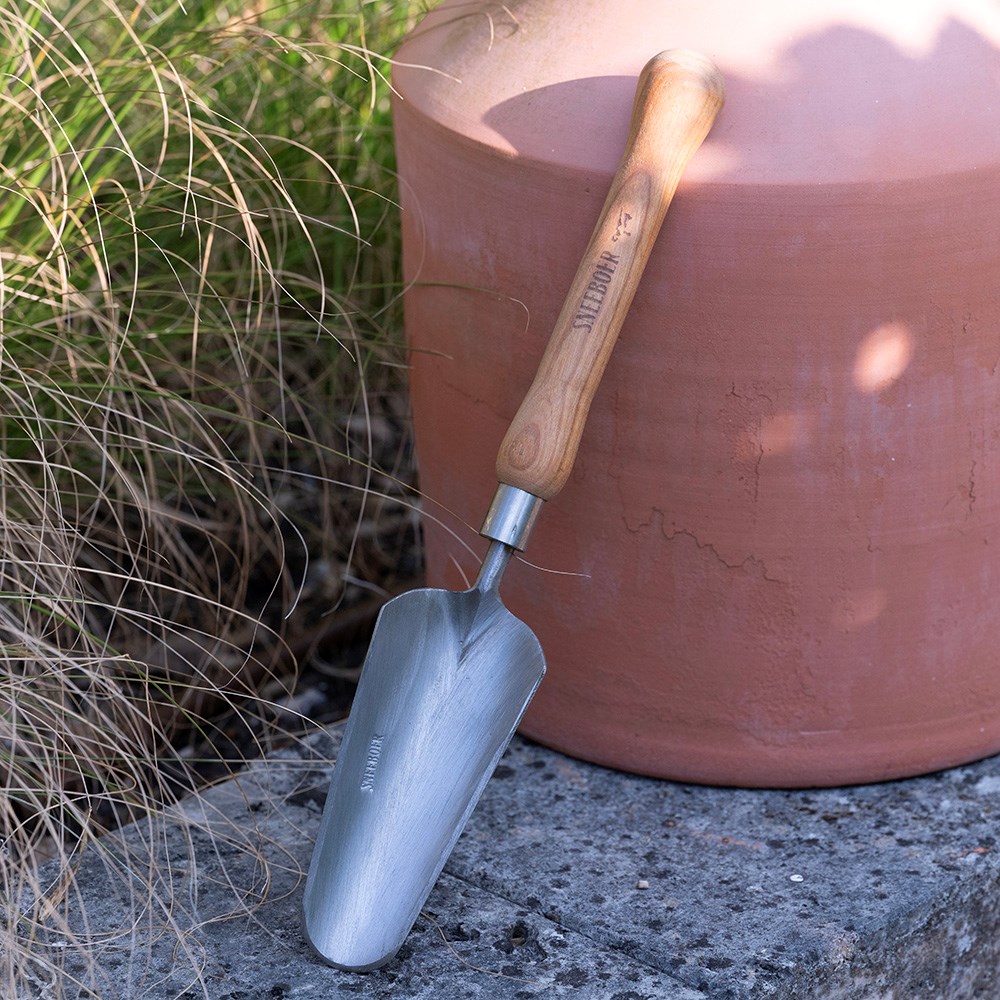 Sneeboer flowerbed trowel
