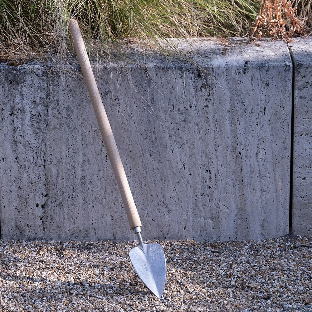 Sneeboer long handled transplanting trowel