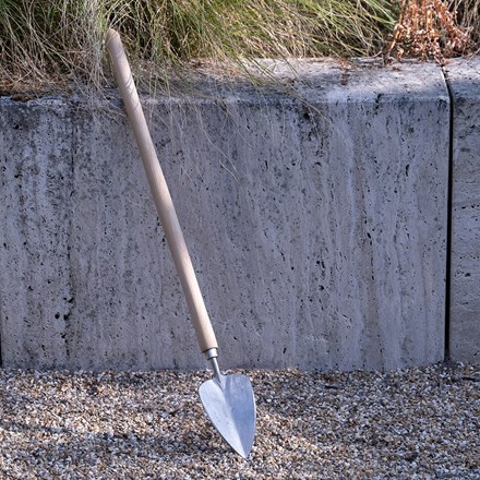 Sneeboer long handled transplanting trowel