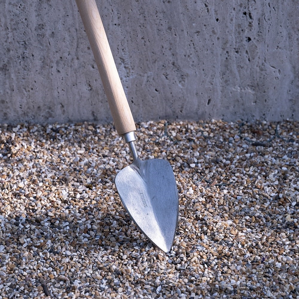 Sneeboer long handled transplanting trowel