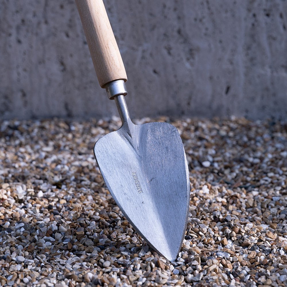 Sneeboer long handled transplanting trowel