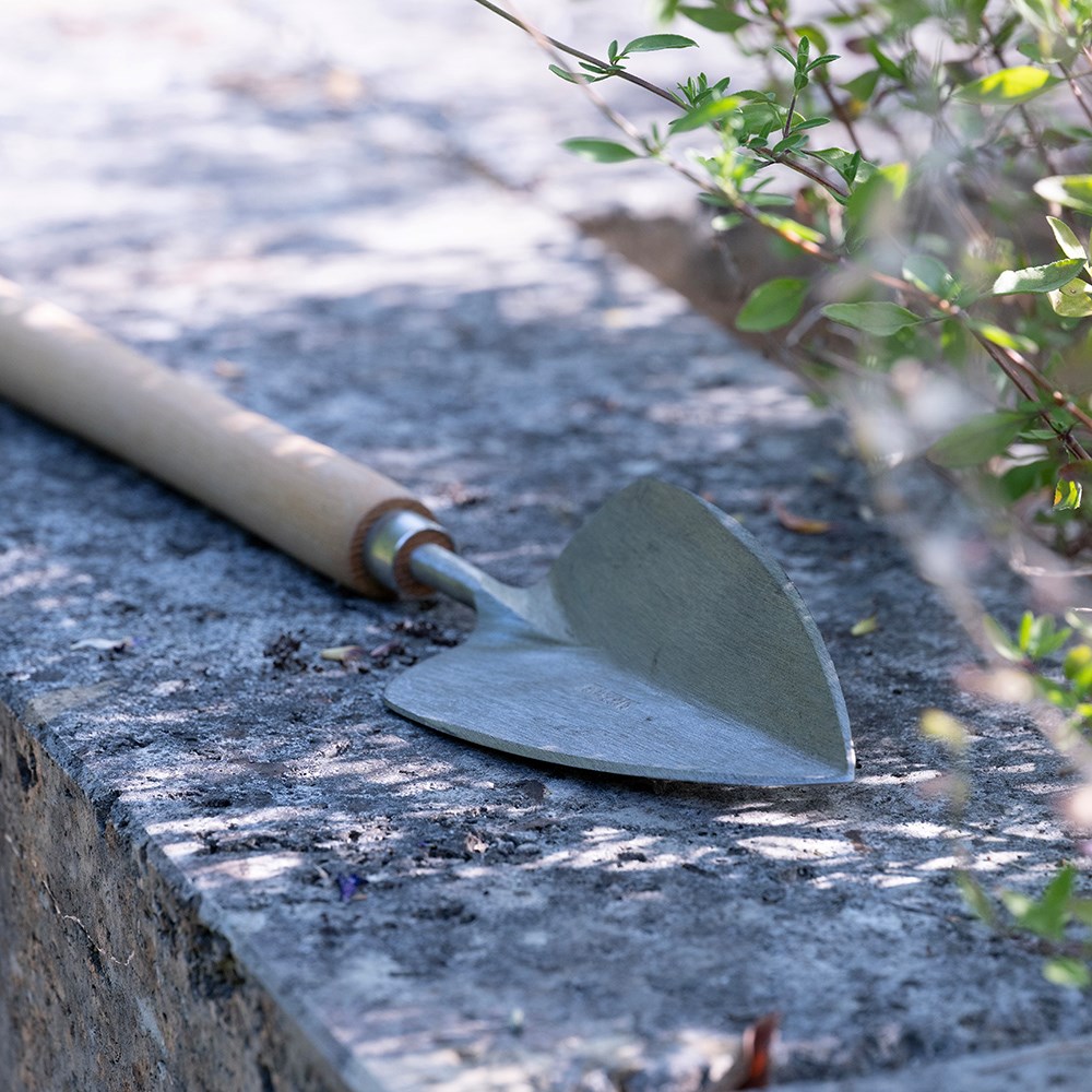 Sneeboer long handled transplanting trowel