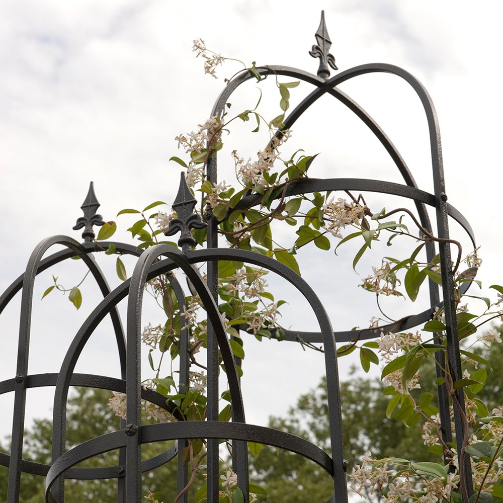 Traditional steel obelisk - black