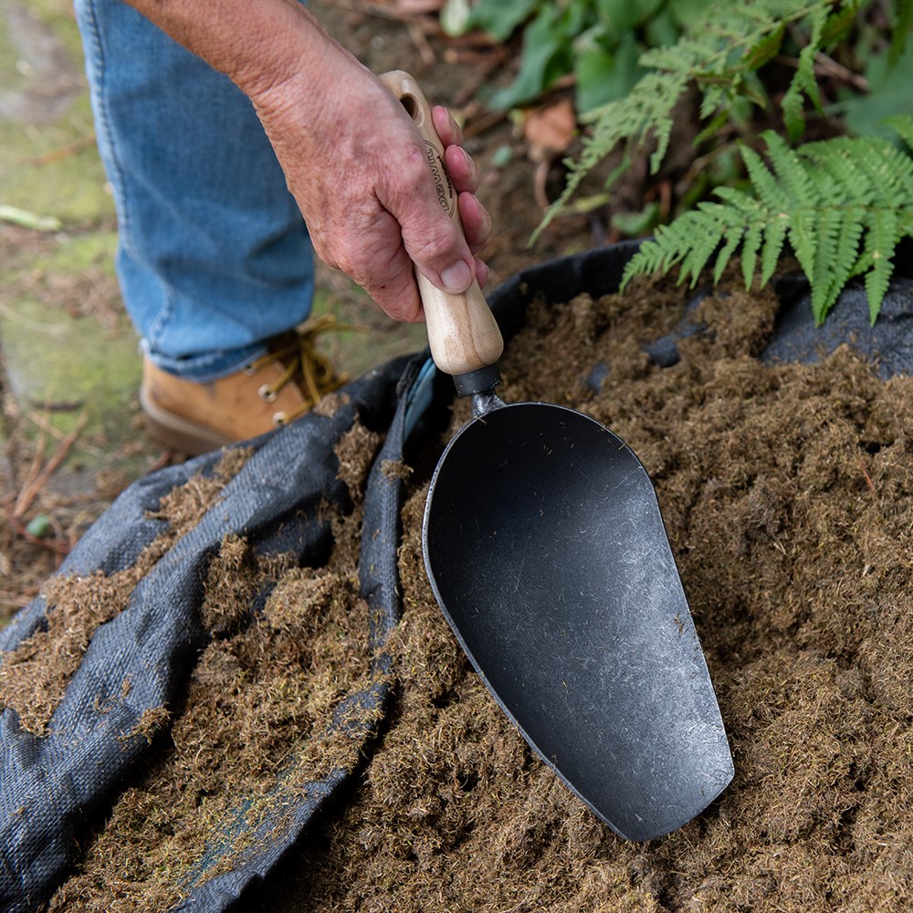 DeWit solid compost scoop