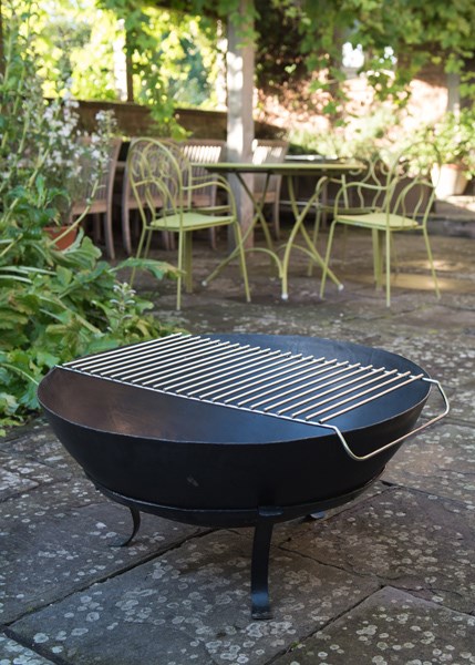 Iron disc fire pit with stainless steel cooking grill