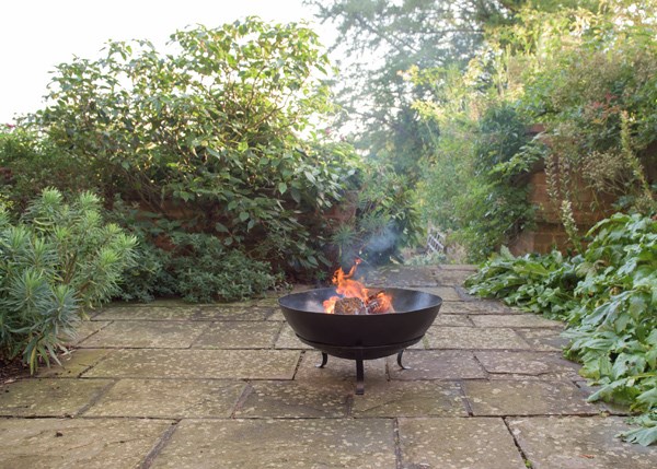 Iron disc fire pit with stainless steel cooking grill