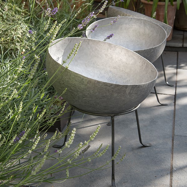 Sphere planter with stand