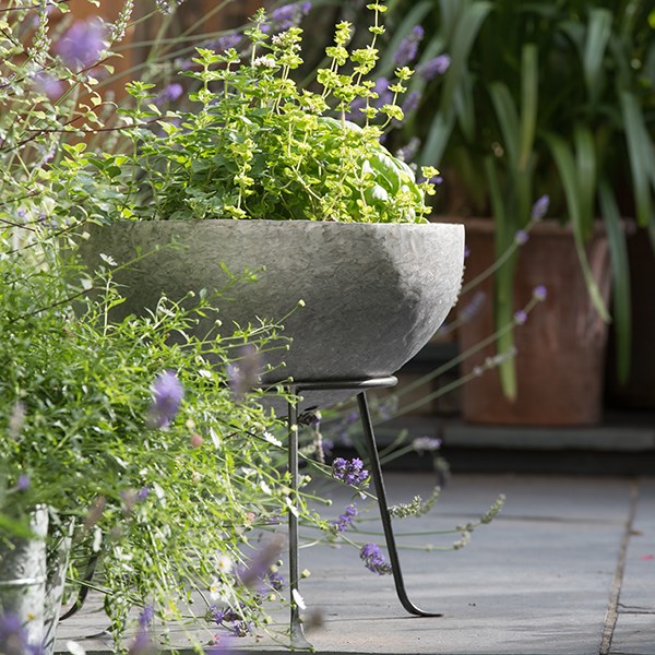 Sphere planter with stand