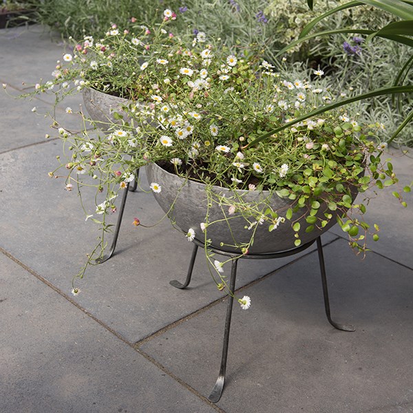 Sphere planter with stand