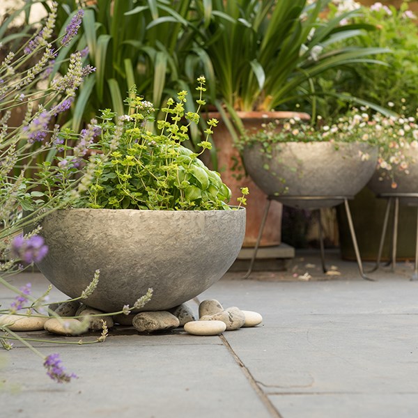 Sphere planter with stand