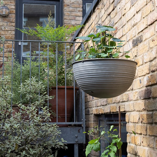 Hanging galvanised metal ribbed bowl - aged zinc