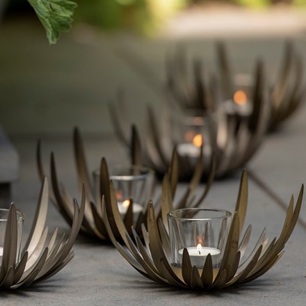 Flower tealight holder