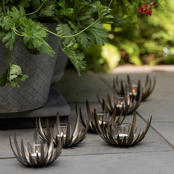Flower tealight holder