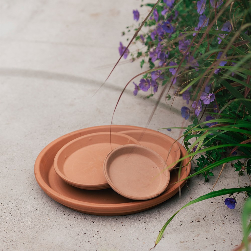 Water-resistant Italian terracotta saucer - whitewash