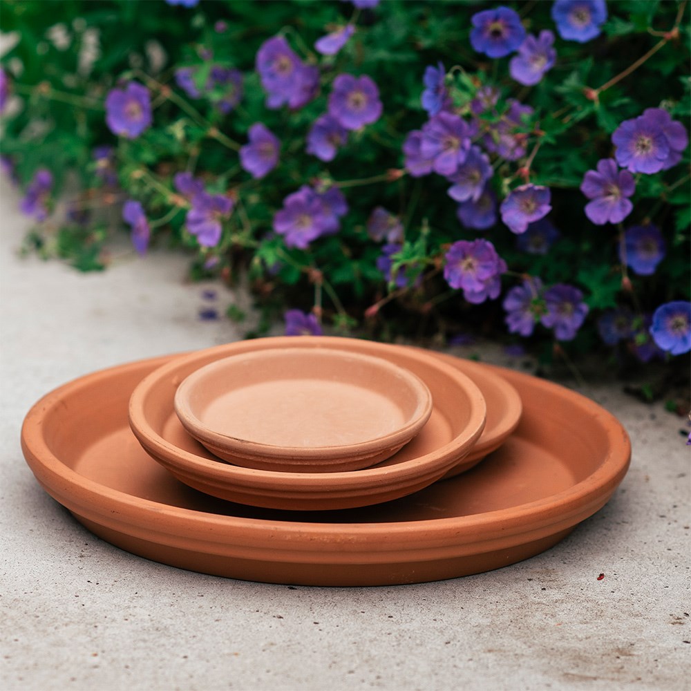 Water-resistant Italian terracotta saucer - whitewash