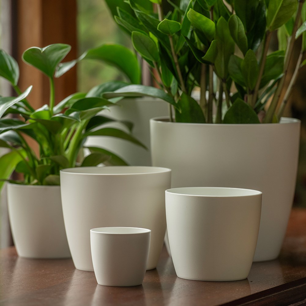 Round plant pot - white