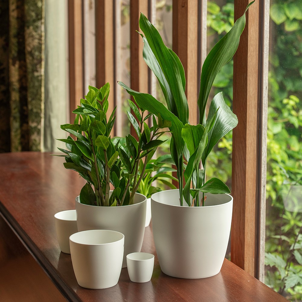 Round plant pot - white