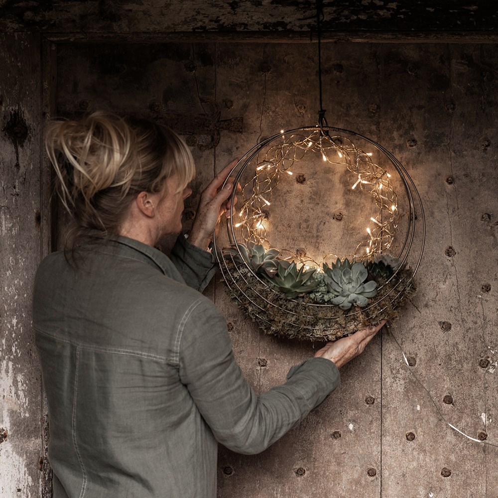 Hanging wreath basket