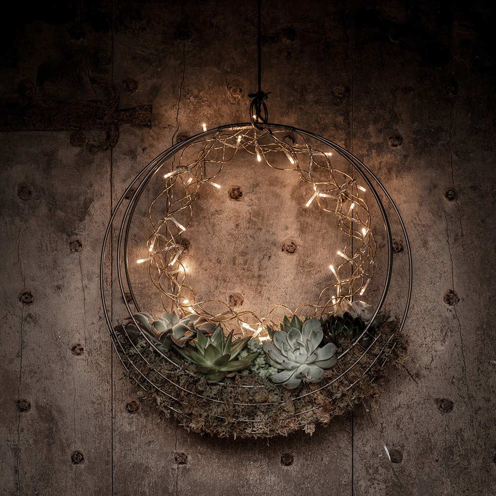 Hanging wreath basket