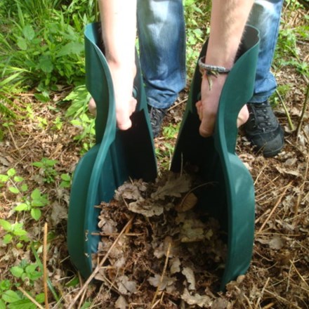 Hand held leaf grabbers