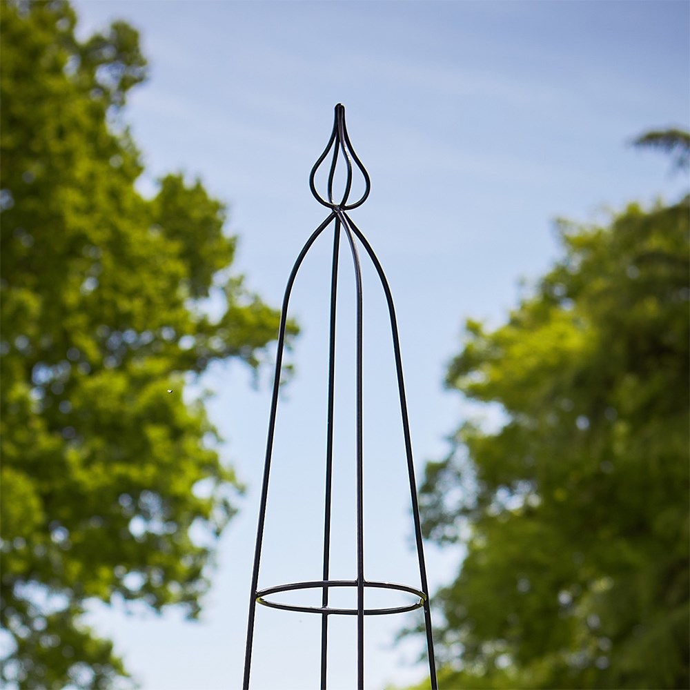 Byland obelisk - black